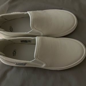 Ugg Alameda slip on size 5.5 white/silver